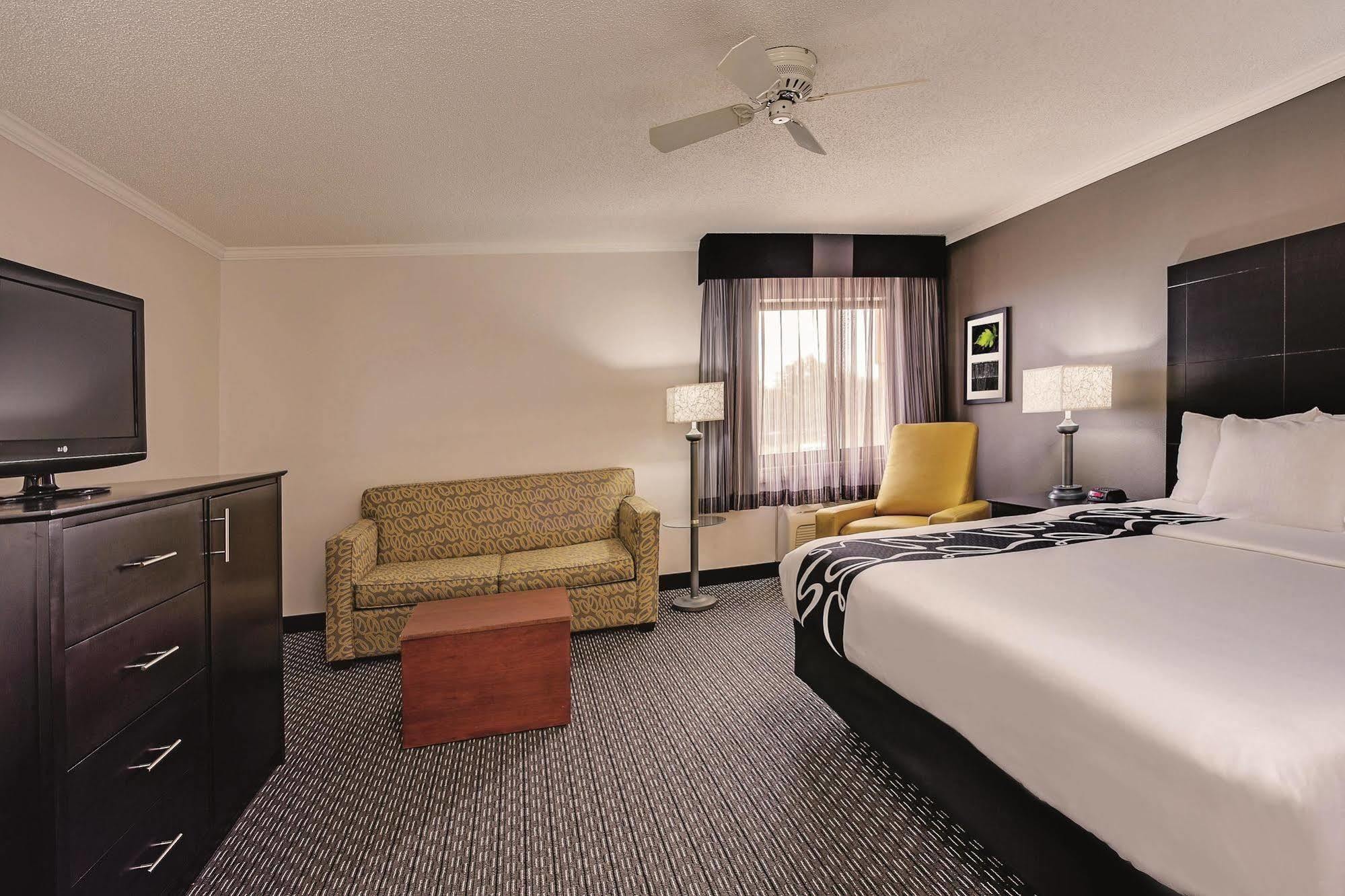 Hotel La Quinta By Wyndham Cleveland - Airport North Exterior foto